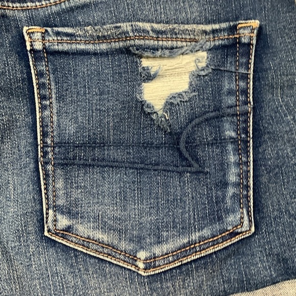 American Eagle Hi-Rise Shortie Distressed Medium Wash Denim Shorts size 8 - Picture 6 of 11